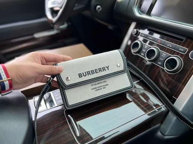 高端货 新款 “ Burberry ”巴宝莉单肩包horseferry 经典logo印花 棉拼真皮 博柏利单肩斜挎包 男款灰色选用搭配精美皮革边饰可用背带斜挎高