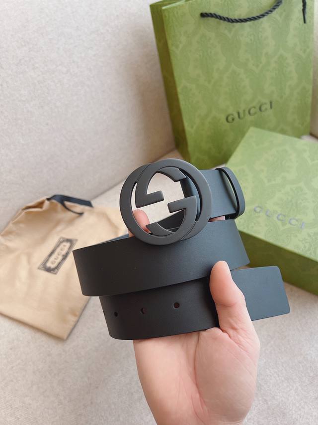 Gucci 黑色平纹小牛皮腰带,饰有互扣式双g带扣细节。风格简而不失其华;适合各种穿搭风格。皮带宽度:4.0Cm Gucci 黑色平纹小牛皮腰带,饰有互扣式双g带扣细节。风格简而不失其华;适合各种穿搭风格。皮带宽度:4.0Cm
