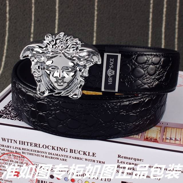 品名：范思哲.Ver Sace鳄鱼纹 型号：认准如图专柜包装，赠送打孔器 材料：百分百头层牛皮保证真皮。鳄鱼纹路美人头，24K钢扣，镶钻工艺专柜同等质量， 送人