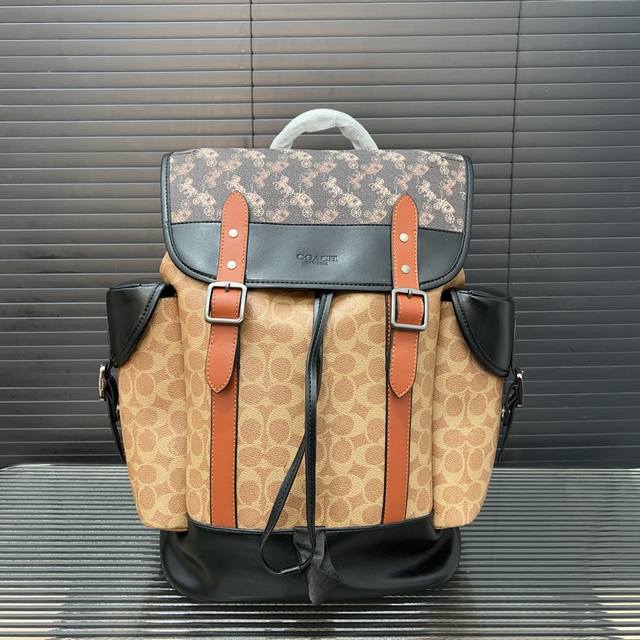 Coach 蔻驰 马车印花双肩包hitch 撞色翻盖抽绳男士背包 经典logo搭配原厂工艺材质 休闲百搭斜挎包 采用精湛镶嵌细工，实物拍摄 原厂原版面料 配送防