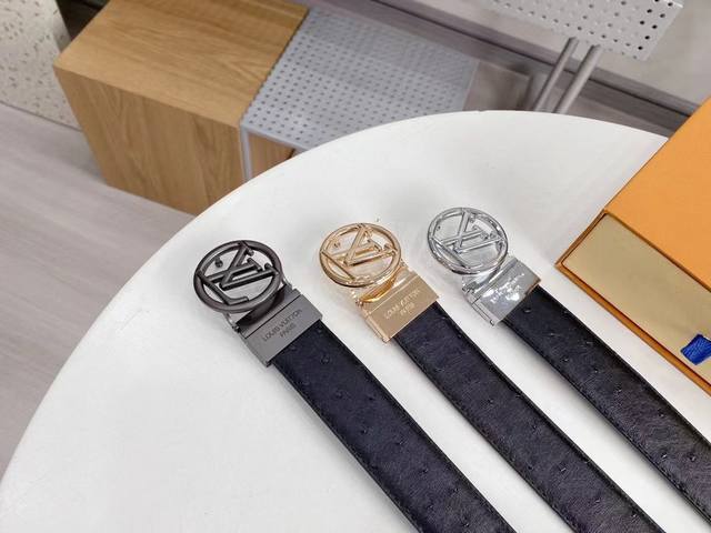 Lv 。借助特殊工艺将标志性图案压印在牛皮上，纹路清晰稳定。宽度3.4 专柜包装+打孔器