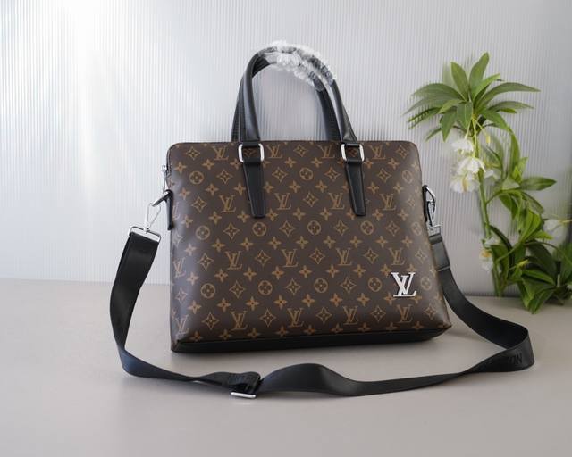 路易威登 官网同步 高版本 公文斜挎手提背包 独家首发 原单小牛皮材质 顶级五金配件 非市面普通货 低调奢华 完全不浮夸的款式 日常又时髦 斜挎还是手提都可以 路易威登 官网同步 高版本 公文斜挎手提背包 独家首发 原单小牛皮材质 顶级五金配件 非市面普通货 低调奢华 完全不浮夸的款式 日常又时髦 斜挎还是手提都可以