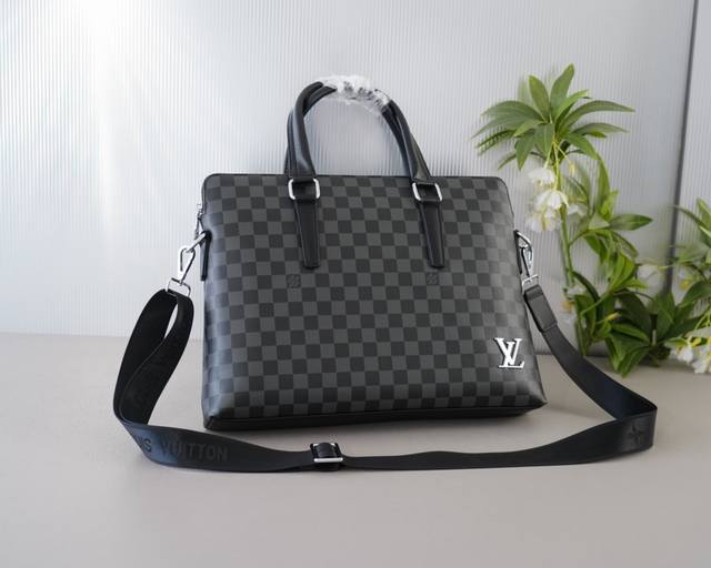 路易威登 官网同步 高版本 公文斜挎手提背包 独家首发 原单小牛皮材质 顶级五金配件 非市面普通货 低调奢华 完全不浮夸的款式 日常又时髦 斜挎还是手提都可以