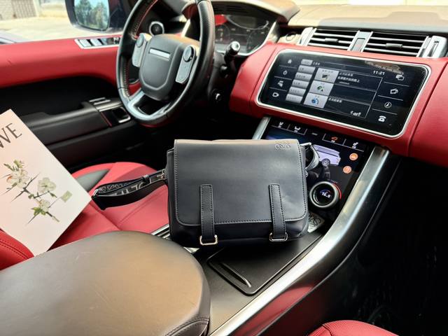 高端货 新款 “Loewe 罗意威”罗意威单肩包 深蓝色罗意威邮差包 磁扣开合可调式肩带 柔软粒面牛皮 邮差包单肩斜挎包 超小号 高清五金logo标志、专用内里 高端货 新款 “Loewe 罗意威”罗意威单肩包 深蓝色罗意威邮差包 磁扣开合可调式肩带 柔软粒面牛皮 邮差包单肩斜挎包 超小号 高清五金logo标志、专用内里