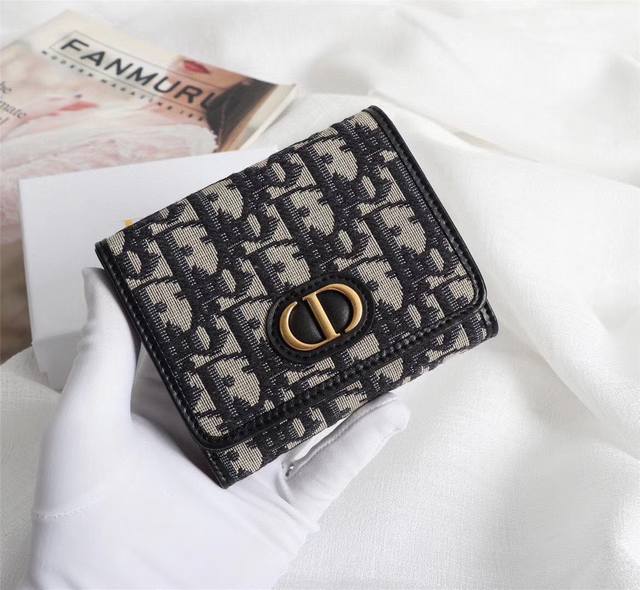 Dior 2025 2088颜色 黑色 尺寸 11*10*2 Dior专柜最新款火爆登场!采用头层牛皮,做工精致, 媲美专柜!多功能小钱包,超级实用! Dior 2025 2088颜色 黑色 尺寸 11*10*2 Dior专柜最新款火爆登场!采用头层牛皮,做工精致, 媲美专柜!多功能小钱包,超级实用!