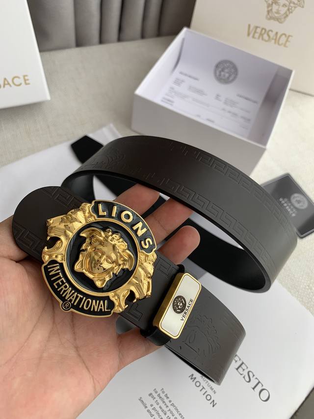 品名：Versace.范思哲原单 型号：挂扣，经典人头纯铜挂扣，图片实物拍摄 材料：百分百头层牛皮，保证真皮。24K纯铜扣双面可用专柜同等质量， 双面头层牛皮经