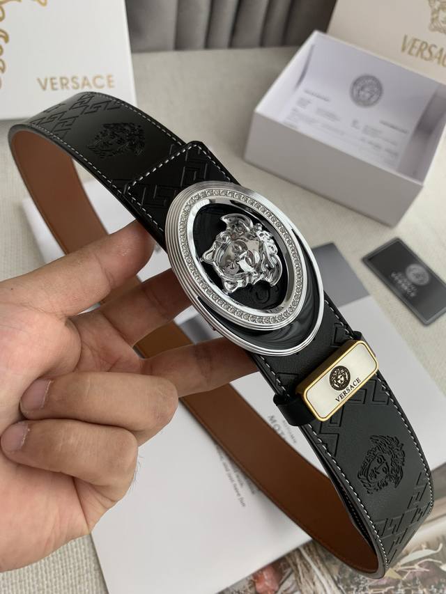 品名：Versace.范思哲原单 型号：挂扣，经典人头纯铜挂扣，图片实物拍摄 材料：百分百头层牛皮，保证真皮。24K纯铜扣双面可用专柜同等质量， 双面头层牛皮经