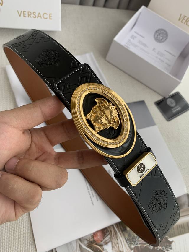 品名：Versace.范思哲原单 型号：挂扣，经典人头纯铜挂扣，图片实物拍摄 材料：百分百头层牛皮，保证真皮。24K纯铜扣双面可用专柜同等质量， 双面头层牛皮经
