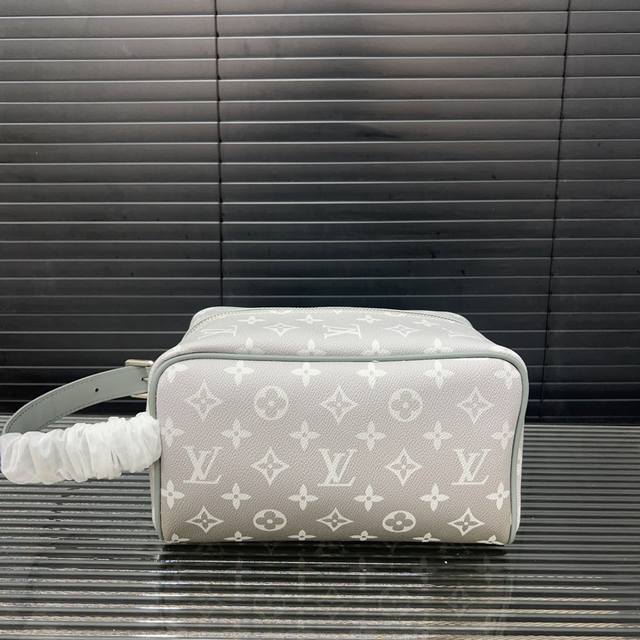 Louisvuitton 路易威登 24Fw 化妆包 洗漱袋 手拿包 采用精湛镶嵌细工,经典百搭 实物拍摄 原厂原版面料 配送防尘袋 礼盒 12 X 22 Cm Louisvuitton 路易威登 24Fw 化妆包 洗漱袋 手拿包 采用精湛镶嵌细工,经典百搭 实物拍摄 原厂原版面料 配送防尘袋 礼盒 12 X 22 Cm