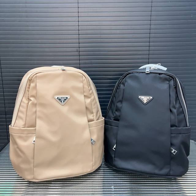 Prada 普拉达 尼龙布双肩包 背包 书包 采用精湛镶嵌细工，经典百搭 实物拍摄 原厂原版面料 高端品质 配送防尘袋 35 X 27 Cm。