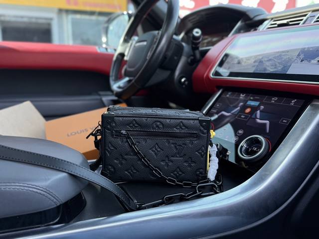 高端货 “Louis Vuitton 路易威登”盒子包virgil Abloh 为春夏秀场呈现 Mini Soft Trunk 手袋，讲述 Monogram E