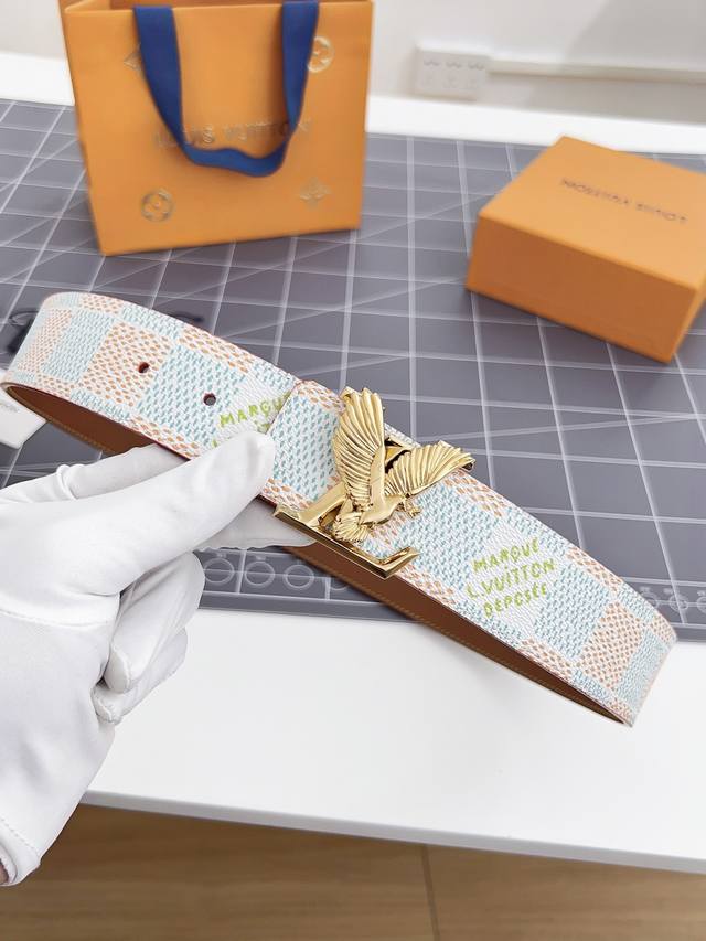 寬：40Mm 驢家 寬度40Mm Ss今季專櫃在售新品 男士系列 面浮雕有品牌花紋 配以原廠純色小牛皮 搭配精緻搭扣！雙面用