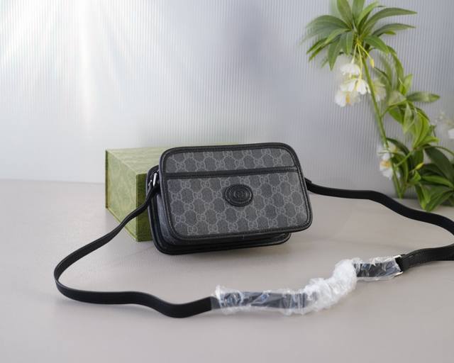 古驰 官网同步 高版本 斜挎单肩背包 永恒不过时的标志性产品 纯原单牛皮 顶级五金制作 非市面普通版本 今年gucci最爱的款式 全部实拍 实用性非常高 完全不