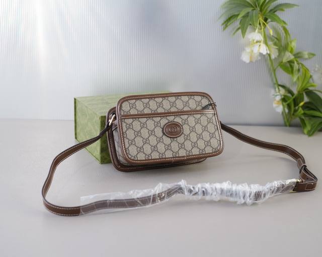 古驰 官网同步 高版本 斜挎单肩背包 永恒不过时的标志性产品 纯原单牛皮 顶级五金制作 非市面普通版本 今年gucci最爱的款式 全部实拍 实用性非常高 完全不