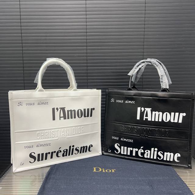 Dior 迪奥 Tote Bag手提包托特包 斜挎包 明星单品 采用优质原厂材质 高端品质 规格:35X 40Cm Dior 迪奥 Tote Bag手提包托特包 斜挎包 明星单品 采用优质原厂材质 高端品质 规格:35X 40Cm