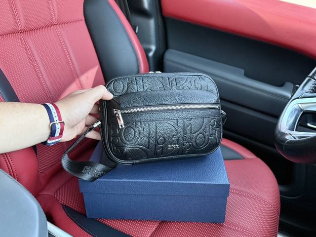 高端货 新款 “ Dior ”迪奥单肩包 Dior迪奥邮差包。Rider 2.0 可调节肩带拉链开合 皮革拼粒面小牛皮 邮差包单肩斜挎包 男款 黑色 高清五金l