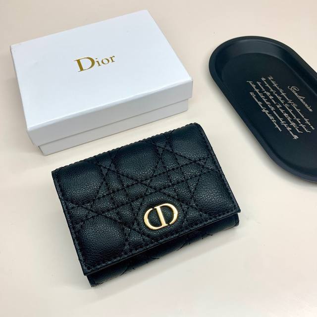 Dior 925颜色 黑色尺寸:11*8.5*3 Dior 专柜最新款出货!这款迷你 Lady Dior 钱包设计精巧,空间宽敞. Dior 925颜色 黑色尺寸:11*8.5*3 Dior 专柜最新款出货!这款迷你 Lady Dior 钱包设计精巧,空间宽敞.