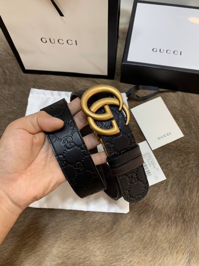 回货 原**单品质 配全套包装 谷奇男士双面使用腰带 两面用旋转男款双*G头腰带 精品铜扣3层真空电镀； 双面头层牛皮一面压花g、一面平纹 ，宽度3.7Cm商务