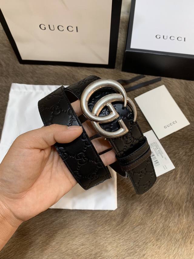 回货 原**单品质 配全套包装 谷奇男士双面使用腰带 两面用旋转男款双*G头腰带 精品铜扣3层真空电镀; 双面头层牛皮一面压花g、一面平纹 ,宽度3.7Cm商务 回货 原**单品质 配全套包装 谷奇男士双面使用腰带 两面用旋转男款双*G头腰带 精品铜扣3层真空电镀; 双面头层牛皮一面压花g、一面平纹 ,宽度3.7Cm商务