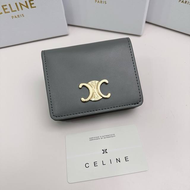 Celine 3510颜色 鹅黄 灰色 奶昔粉 尺寸11*9*3Celine官网最新款！短式钱包非常炫美的一个系列，专柜同步，采用头层牛皮，精致时尚