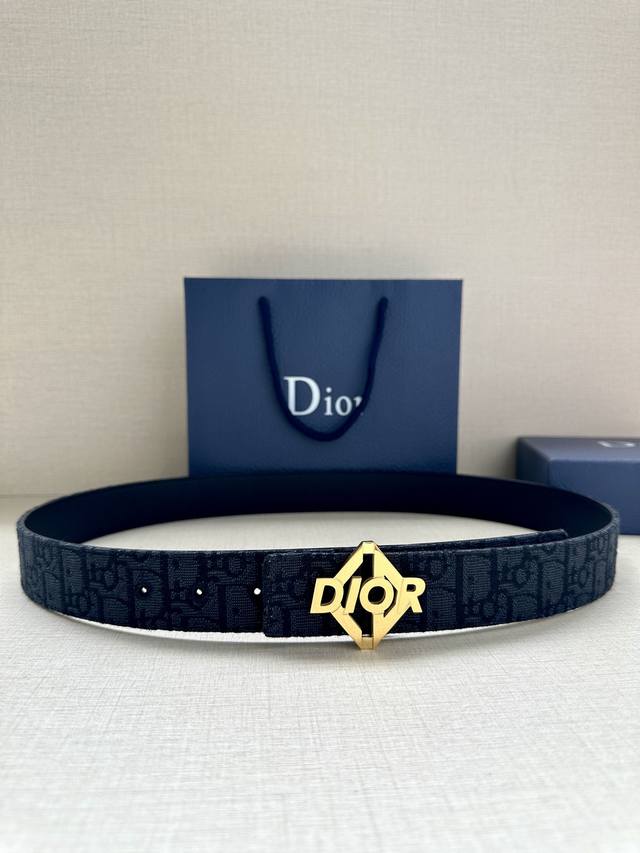宽度3.5Cm 这款 Dior Charm 腰带扣是夏季男装系列新品,采用不锈钢真空电镀菱饰面精心设计,重新演绎经典的 Dior 标志。可与各式 35 毫米腰带 宽度3.5Cm 这款 Dior Charm 腰带扣是夏季男装系列新品,采用不锈钢真空电镀菱饰面精心设计,重新演绎经典的 Dior 标志。可与各式 35 毫米腰带