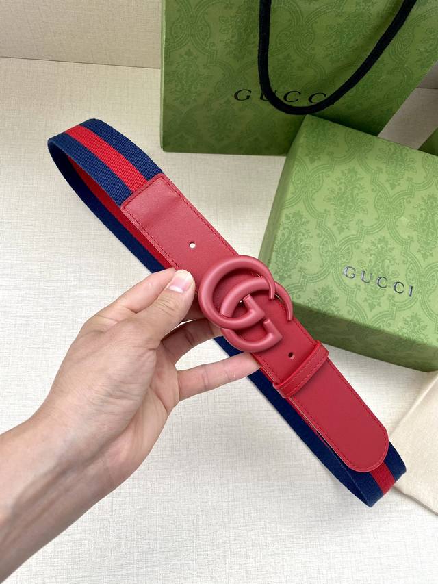宽度4.0Cm Gucci 经典帆布织带腰带,配以织纹皮质滚边和双g原单扣配有绿色 红色 绿色棉质帆布编织腰带,配以白色头层牛皮 宽度4.0Cm Gucci 经典帆布织带腰带,配以织纹皮质滚边和双g原单扣配有绿色 红色 绿色棉质帆布编织腰带,配以白色头层牛皮