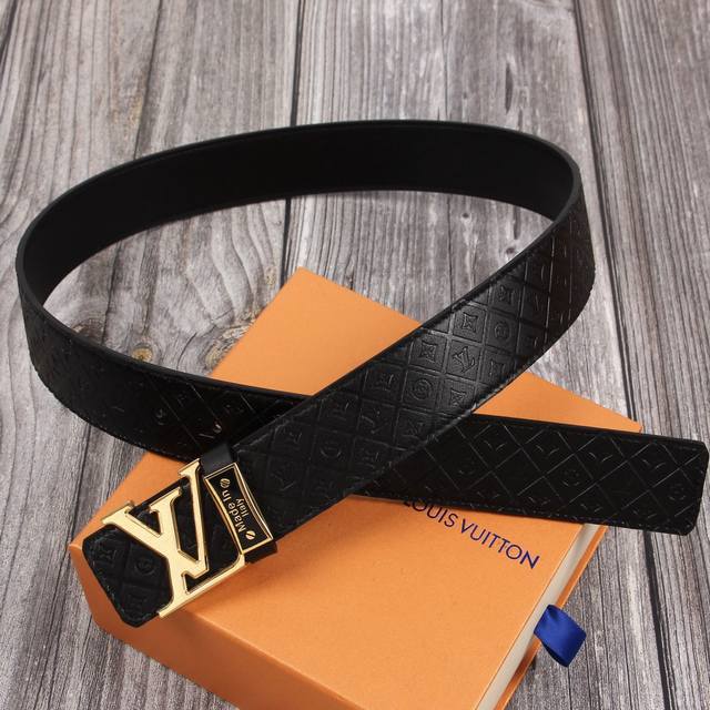 品名：Lv..路易..威登原单 材料：百分百牛皮，保证真皮。24K纯钢扣双面可用专柜同等质量， 送人自用首选 包装： 赠送打孔器，银联发票，宽度3.8Cm