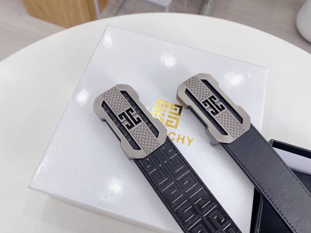 纪梵希 奢侈品知名品牌 一针一线的完美工艺 *为您呈现尊贵的气质 触感极佳 实物拍摄 头层牛皮底 双面可用 宽度:3.4 搭配金属扣 附带原版包装 纪梵希 奢侈品知名品牌 一针一线的完美工艺 *为您呈现尊贵的气质 触感极佳 实物拍摄 头层牛皮底 双面可用 宽度:3.4 搭配金属扣 附带原版包装