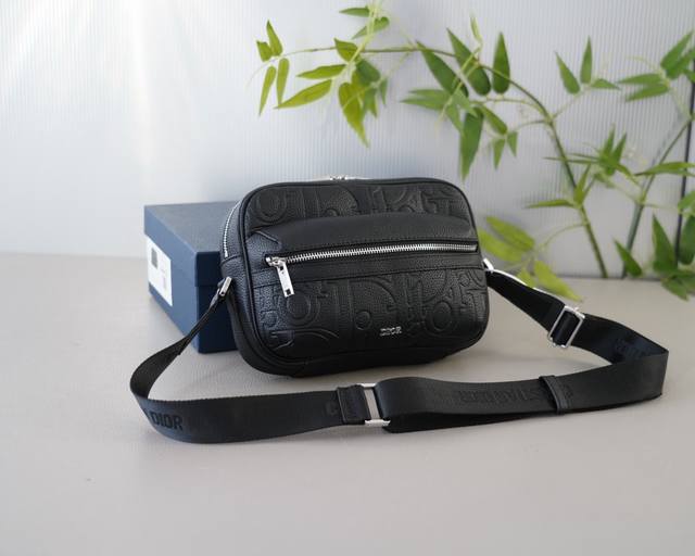 迪奥 官网同步 高版本 斜挎单肩背包 永恒不过时的标志性产品 纯原单牛皮 顶级五金制作 非市面普通版本 今年dior最爱的款式 全部实拍 实用性非常高 完全不用 迪奥 官网同步 高版本 斜挎单肩背包 永恒不过时的标志性产品 纯原单牛皮 顶级五金制作 非市面普通版本 今年dior最爱的款式 全部实拍 实用性非常高 完全不用