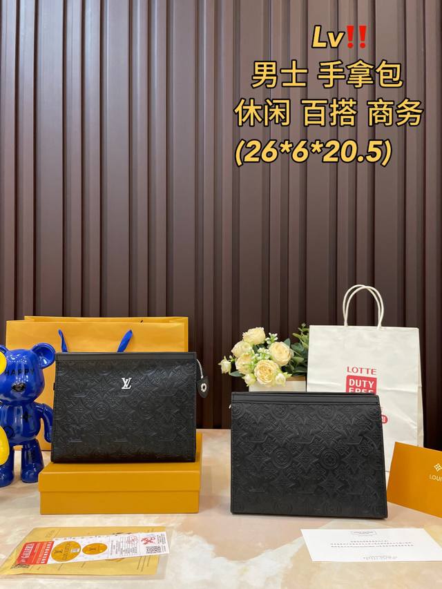 礼盒包装 洗漱包太适合春夏啦 单美到无法无天的款式 今年简直引领时尚最in元素 质量一直在升级 原单牛皮 全套包装 身份卡男士手包 24Ss新款 Pochett