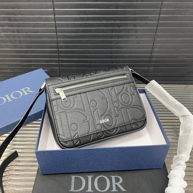 Dior 迪奥 Rider 2.0 Gravity翻盖邮差包单肩斜挎包 男款 黑色 明星单品 采用优质原厂材质 高端品质 配送礼盒 规格: 22 X 18Cm Dior 迪奥 Rider 2.0 Gravity翻盖邮差包单肩斜挎包 男款 黑色 明星单品 采用优质原厂材质 高端品质 配送礼盒 规格: 22 X 18Cm