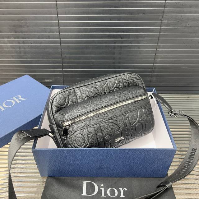 Dior 迪奥 Rider 2.0 可调节肩带拉链开合 皮革拼粒面小牛皮 邮差包单肩斜挎包 男款 黑色 明星单品 采用优质原厂材质 高端品质 配送礼盒 规格: Dior 迪奥 Rider 2.0 可调节肩带拉链开合 皮革拼粒面小牛皮 邮差包单肩斜挎包 男款 黑色 明星单品 采用优质原厂材质 高端品质 配送礼盒 规格: