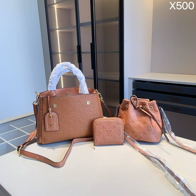 组合上新 全新系列组合x500 Lv蒙田+Lv水桶包+Lv钱包 尺寸 蒙田包:28*18*11 水桶包:16*15*11 钱包:11*10 产品介绍 Lv新款焦 组合上新 全新系列组合x500 Lv蒙田+Lv水桶包+Lv钱包 尺寸 蒙田包:28*18*11 水桶包:16*15*11 钱包:11*10 产品介绍 Lv新款焦