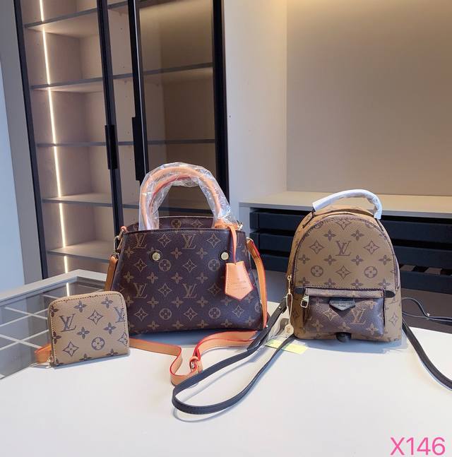 组合上新 全新系列组合x146 Lv蒙田包+小辣椒双肩包+Lv 钱包 尺寸 蒙田包:28*19*14 小辣椒:17*20*10 钱包:11*10 产品介绍 Lv 组合上新 全新系列组合x146 Lv蒙田包+小辣椒双肩包+Lv 钱包 尺寸 蒙田包:28*19*14 小辣椒:17*20*10 钱包:11*10 产品介绍 Lv