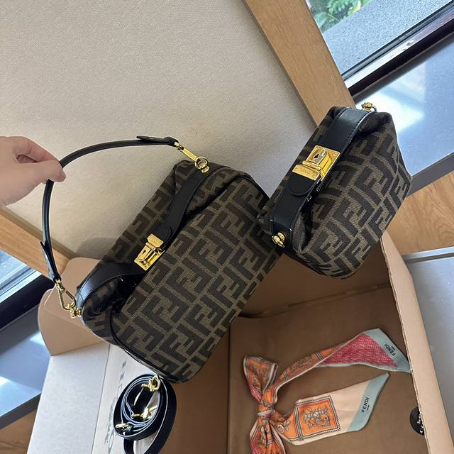 送丝巾 礼盒包装 两条肩带 Fendi 芬迪这款便当包虽然方方的,但是它的好处就是,不是定型包,塌塌的懒懒的感觉,很随意,背上身也不会太正式老气,还有容量巨大! 送丝巾 礼盒包装 两条肩带 Fendi 芬迪这款便当包虽然方方的,但是它的好处就是,不是定型包,塌塌的懒懒的感觉,很随意,背上身也不会太正式老气,还有容量巨大!