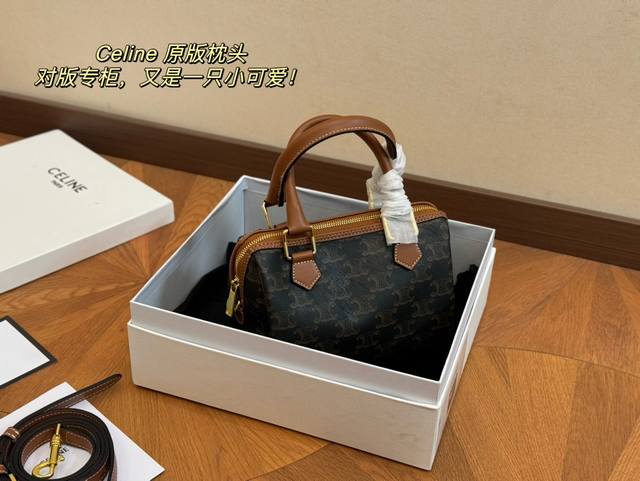 配盒 赛琳原版枕头包 独特设计 时尚又经典 超级百搭 配牛皮 上身又a又飒 尺寸: 19.15Cm 配盒 赛琳原版枕头包 独特设计 时尚又经典 超级百搭 配牛皮 上身又a又飒 尺寸: 19.15Cm