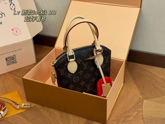 配全套包装 Size:17*19Cm Lv最新款 Fw24 容量也不错 绝对是越看越喜欢 .. 新款减龄又时髦的 Bloom Pouch 预测是下一个爆款 配全套包装 Size:17*19Cm Lv最新款 Fw24 容量也不错 绝对是越看越喜欢 .. 新款减龄又时髦的 Bloom Pouch 预测是下一个爆款