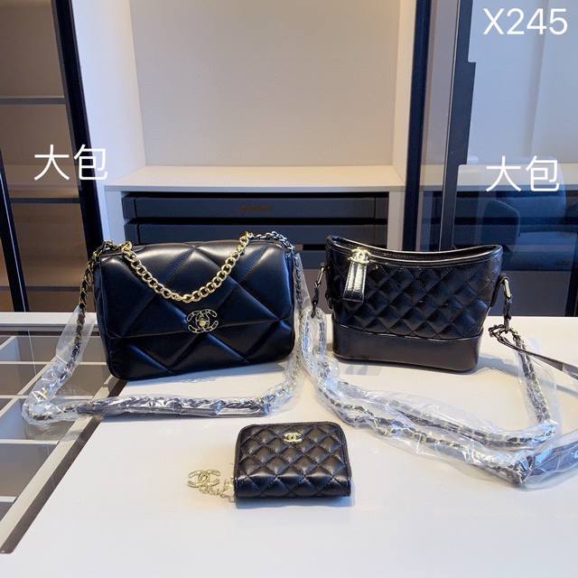 组合上新 全新系列组合x245 香奈儿19Bag+小香流浪包+小香钱包 尺寸 19Bag:26*17*8 流浪包:20*18*8 钱包:11*10 产品介绍 C 组合上新 全新系列组合x245 香奈儿19Bag+小香流浪包+小香钱包 尺寸 19Bag:26*17*8 流浪包:20*18*8 钱包:11*10 产品介绍 C
