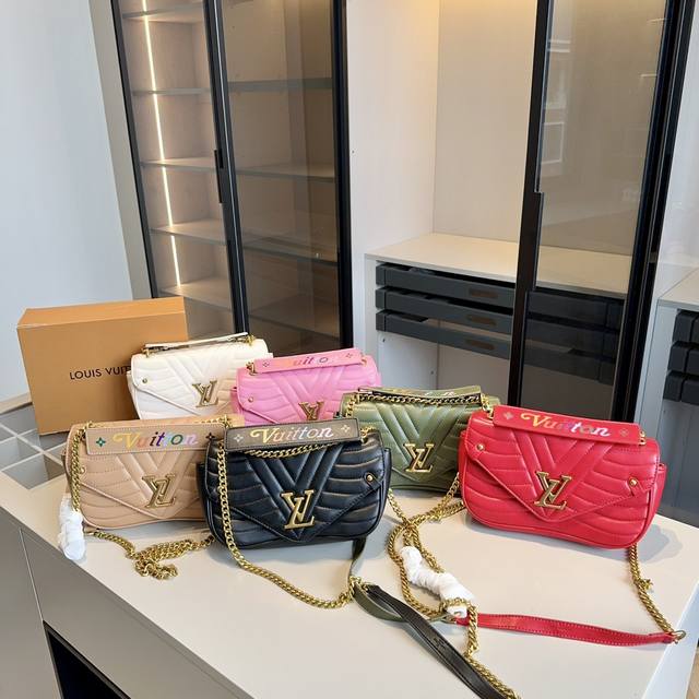 细节图 升级版lv专柜新款new Wave 波浪纹链条包众多明星追捧的单品哦 原版1:1高端定制五金 原单品质 出门旅游首选 超高回头率原版折叠礼盒包装 Siz 细节图 升级版lv专柜新款new Wave 波浪纹链条包众多明星追捧的单品哦 原版1:1高端定制五金 原单品质 出门旅游首选 超高回头率原版折叠礼盒包装 Siz