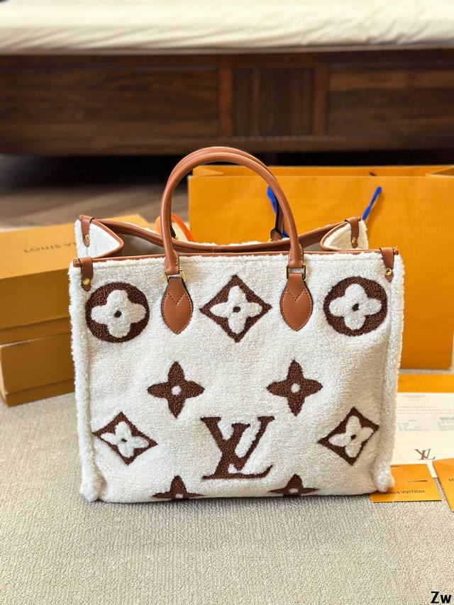 Lv 冬季最新teddy系列高版本 托特包 毛毛手感超级好 秋冬搭配起来超级美腻 超级推荐 走秀款同步 上身效果好 原版五金带logo 超级洋气 奢华高贵的象征 Lv 冬季最新teddy系列高版本 托特包 毛毛手感超级好 秋冬搭配起来超级美腻 超级推荐 走秀款同步 上身效果好 原版五金带logo 超级洋气 奢华高贵的象征