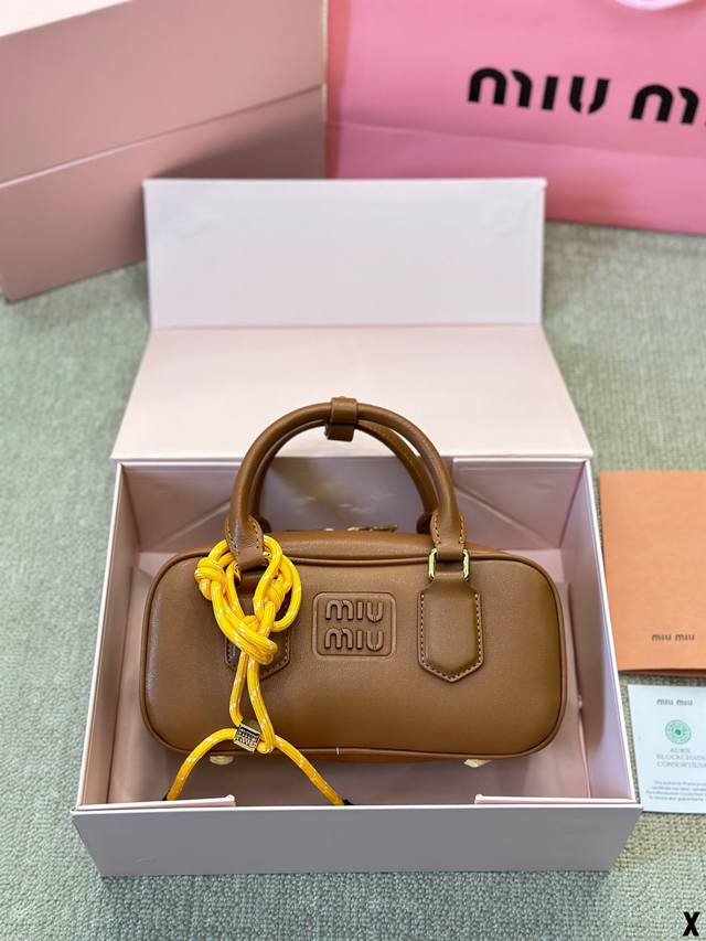 配挂件 Miumiu限定款相机包 简单又好看 Miumiu而且超级实用, #Miumiu新款包包 尺寸23 12Cm 配挂件 Miumiu限定款相机包 简单又好看 Miumiu而且超级实用, #Miumiu新款包包 尺寸23 12Cm