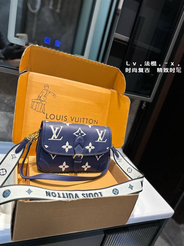 礼盒包装 L家 Diane 法棍手袋 法棍包是真好看的 皮质和颜色都不错, 配置两条肩带 又甜又咸! 搜索 Lv 法棍size:25*17Cm 礼盒包装 L家 Diane 法棍手袋 法棍包是真好看的 皮质和颜色都不错, 配置两条肩带 又甜又咸! 搜索 Lv 法棍size:25*17Cm