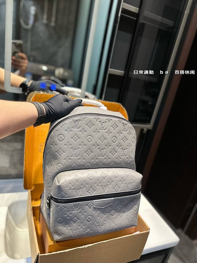 Lv 早春新款 双肩包 轻商务休闲两不误。 设计简约大方,无论是上班族还是大学生,都能轻松驾驭。 让你的生活更加便捷,更加时尚。尺寸: Lv 早春新款 双肩包 轻商务休闲两不误。 设计简约大方,无论是上班族还是大学生,都能轻松驾驭。 让你的生活更加便捷,更加时尚。尺寸: