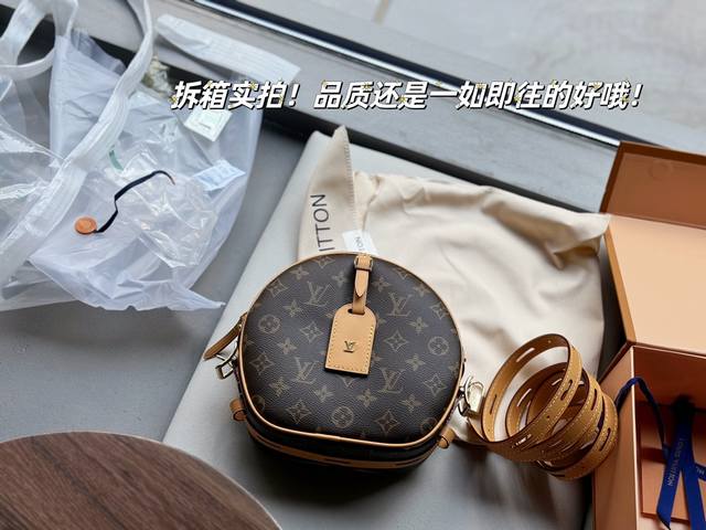 配盒子 Size:22*19Cm L家 圆饼包真的是太香了 这款圆饼是柔软的 它的容量超级大 刘亦菲把我们的审美拉回来了啦! 非市场通货欢迎对比 Lv 圆饼包 配盒子 Size:22*19Cm L家 圆饼包真的是太香了 这款圆饼是柔软的 它的容量超级大 刘亦菲把我们的审美拉回来了啦! 非市场通货欢迎对比 Lv 圆饼包