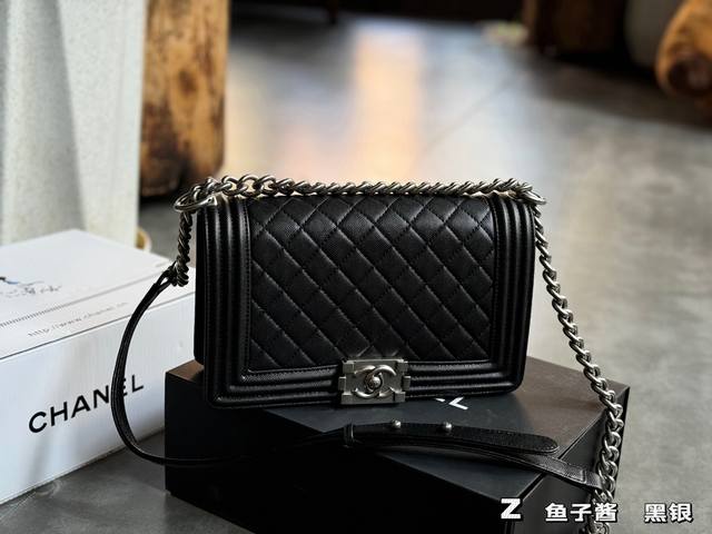 配盒 Size：25Cm Leboy 辣妈包 鱼子酱 羊皮纹 小香家 最最经典！硬货！ 很饱满的皮质哦！ 牛皮品质！