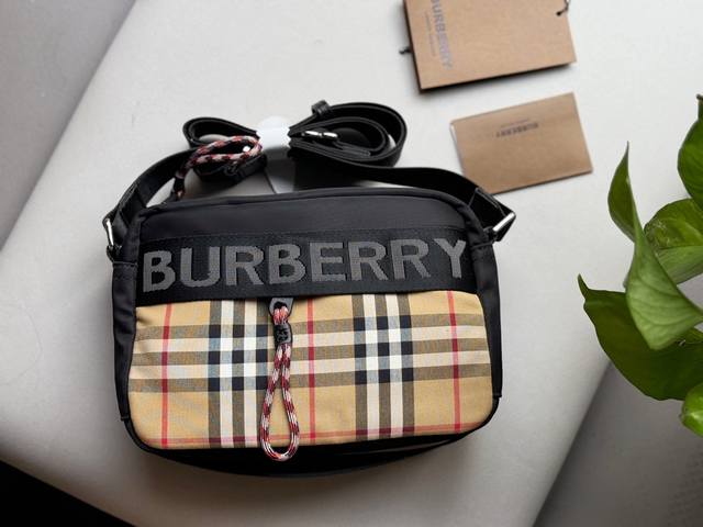 配折叠礼盒 尺寸:21*16Cm Bur 黑色相机包 手袋内设卡位! 旅行居家很方便哦! 小朋友,男朋友、女朋友,叔叔阿姨都可以用的一款哦! 配折叠礼盒 尺寸:21*16Cm Bur 黑色相机包 手袋内设卡位! 旅行居家很方便哦! 小朋友,男朋友、女朋友,叔叔阿姨都可以用的一款哦!