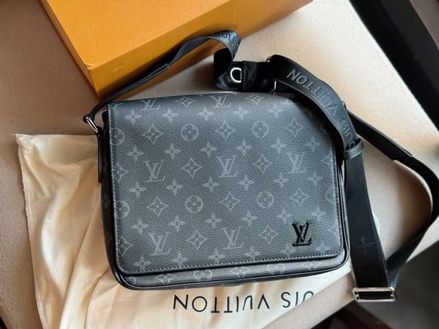 配盒 Size:25*20Cm L家 黑花男包新品! 顶级品质邮差包 新品男款! 搜索 Lv 男包 配盒 Size:25*20Cm L家 黑花男包新品! 顶级品质邮差包 新品男款! 搜索 Lv 男包