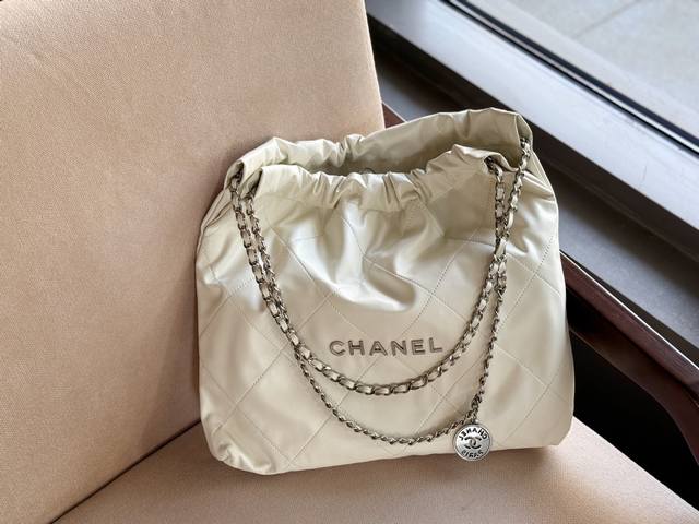 无盒 升级版 Size：34*34Cm 太好搭配了呜呜呜 Chanel 22Bag 白银更清爽！ 升级后皮子摸着更舒服 更雾面哑光一点 软软糯糯的质感超级舒服