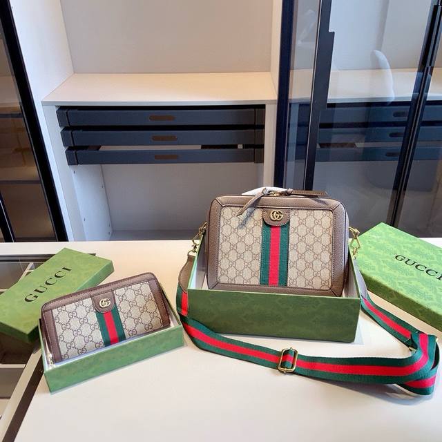 新品推荐 Gucci新款礼盒 大号箱子包+钱包 尺寸 箱子包:26*20 钱包:20*10 配原版礼盒包装附赠发票&海关贴!全网独家首推g家官网ophidia系 新品推荐 Gucci新款礼盒 大号箱子包+钱包 尺寸 箱子包:26*20 钱包:20*10 配原版礼盒包装附赠发票&海关贴!全网独家首推g家官网ophidia系