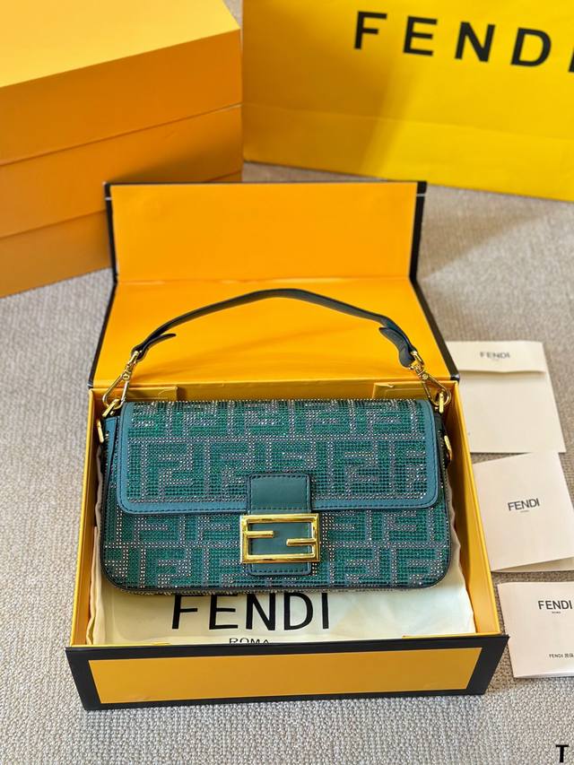 满钻 Fendi Vintage法棍包 2024年米兰时装周街拍中，潮人们背的最多的包包大概就是fendi芬迪的这款腋下包了 经典布料 有种慵慵懒懒的街头风。戚